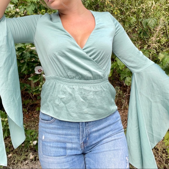 Express Mint Bell / Flutter Sleeve Blouse XS - Picture 2 of 4